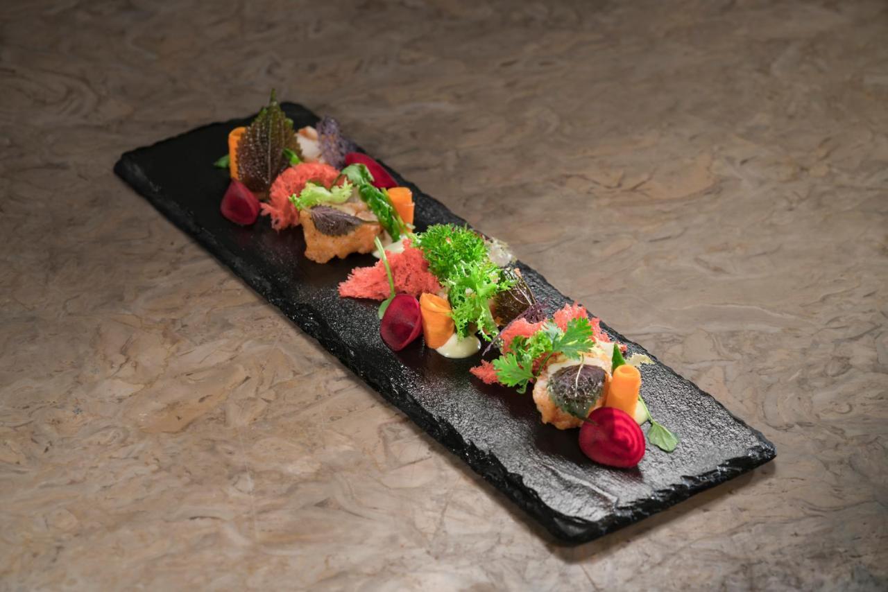 Vinpearl Resort & Spa Phu Quoc Exteriör bild A salad on a slate plate