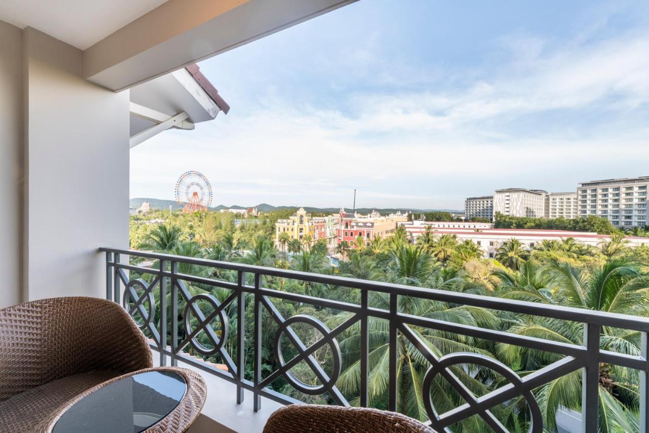 Vinpearl Resort & Spa Phu Quoc Exteriör bild View of the Sunway Lagoon Ferris Wheel from the balcony of a hotel room
