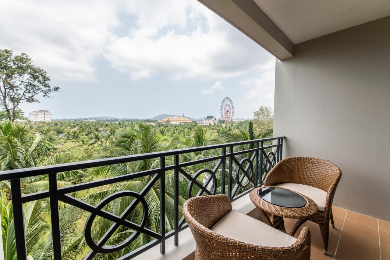 Vinpearl Resort & Spa Phu Quoc Exteriör bild A balcony at a hotel in Vietnam