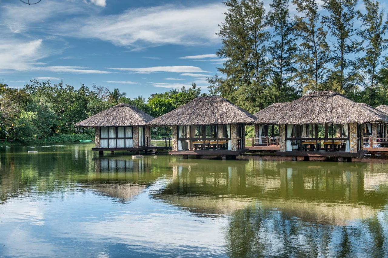 Vinpearl Resort & Spa Phu Quoc Exteriör bild The resort's lake