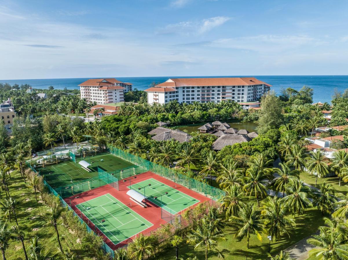 Vinpearl Resort & Spa Phu Quoc Exteriör bild Tennis courts at the resort