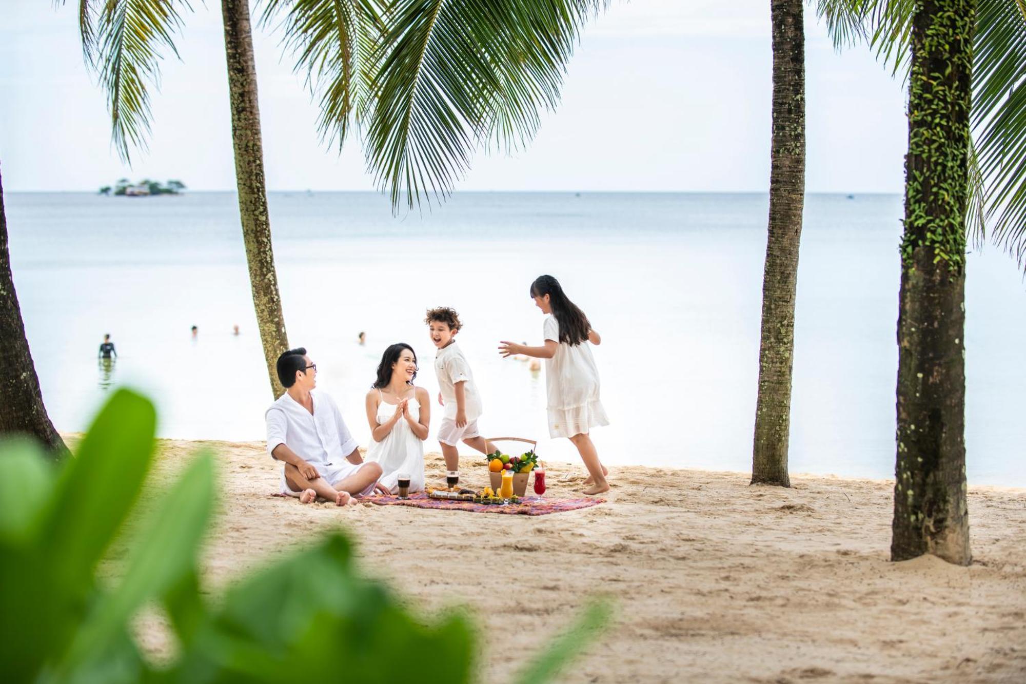 Vinpearl Resort & Spa Phu Quoc Exteriör bild A picnic on the beach