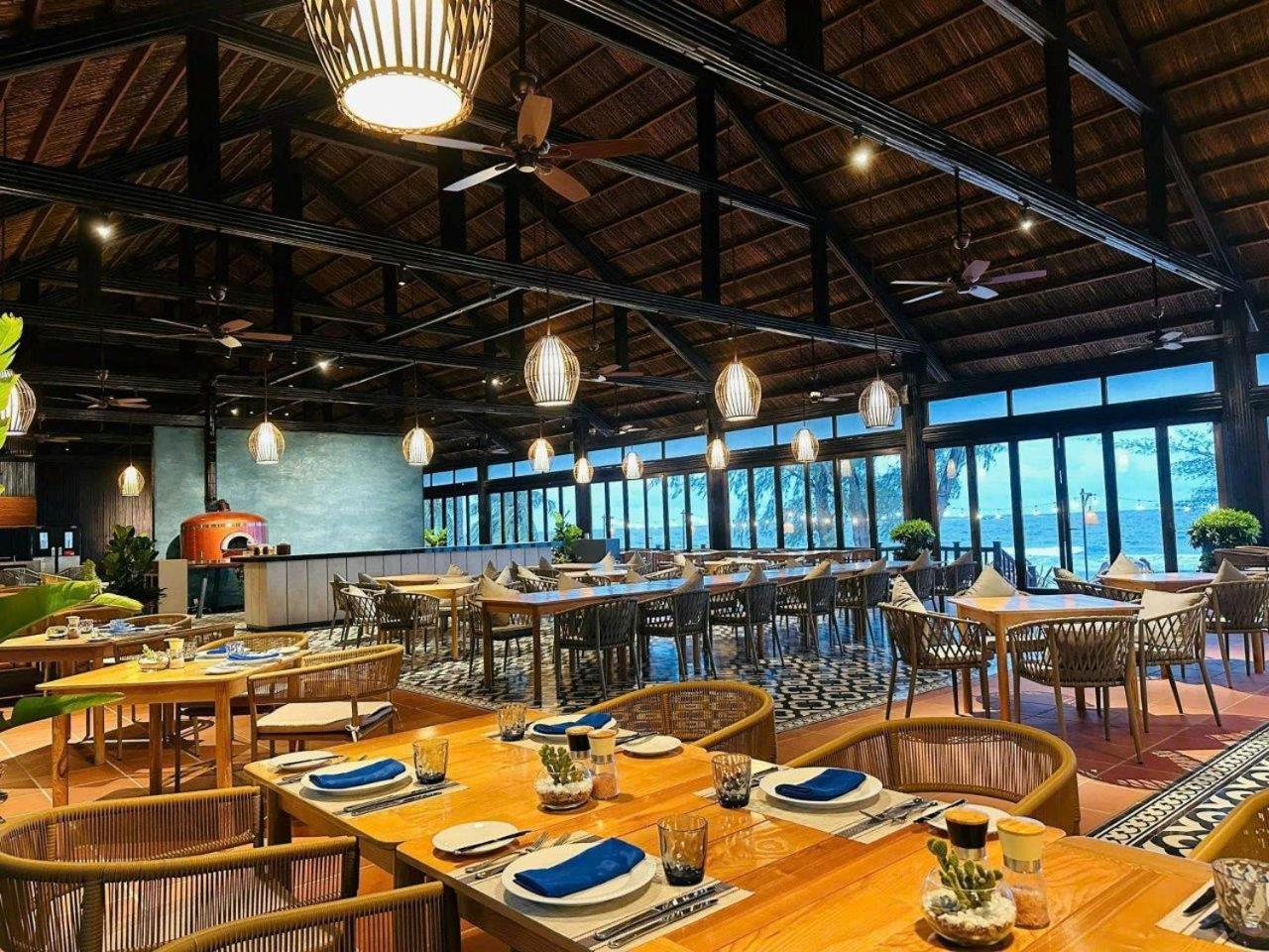 Vinpearl Resort & Spa Phu Quoc Exteriör bild The interior of the restaurant