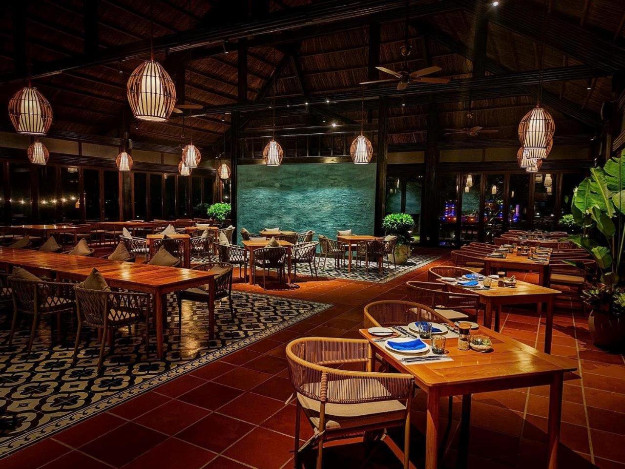 Vinpearl Resort & Spa Phu Quoc Exteriör bild The restaurant at the resort