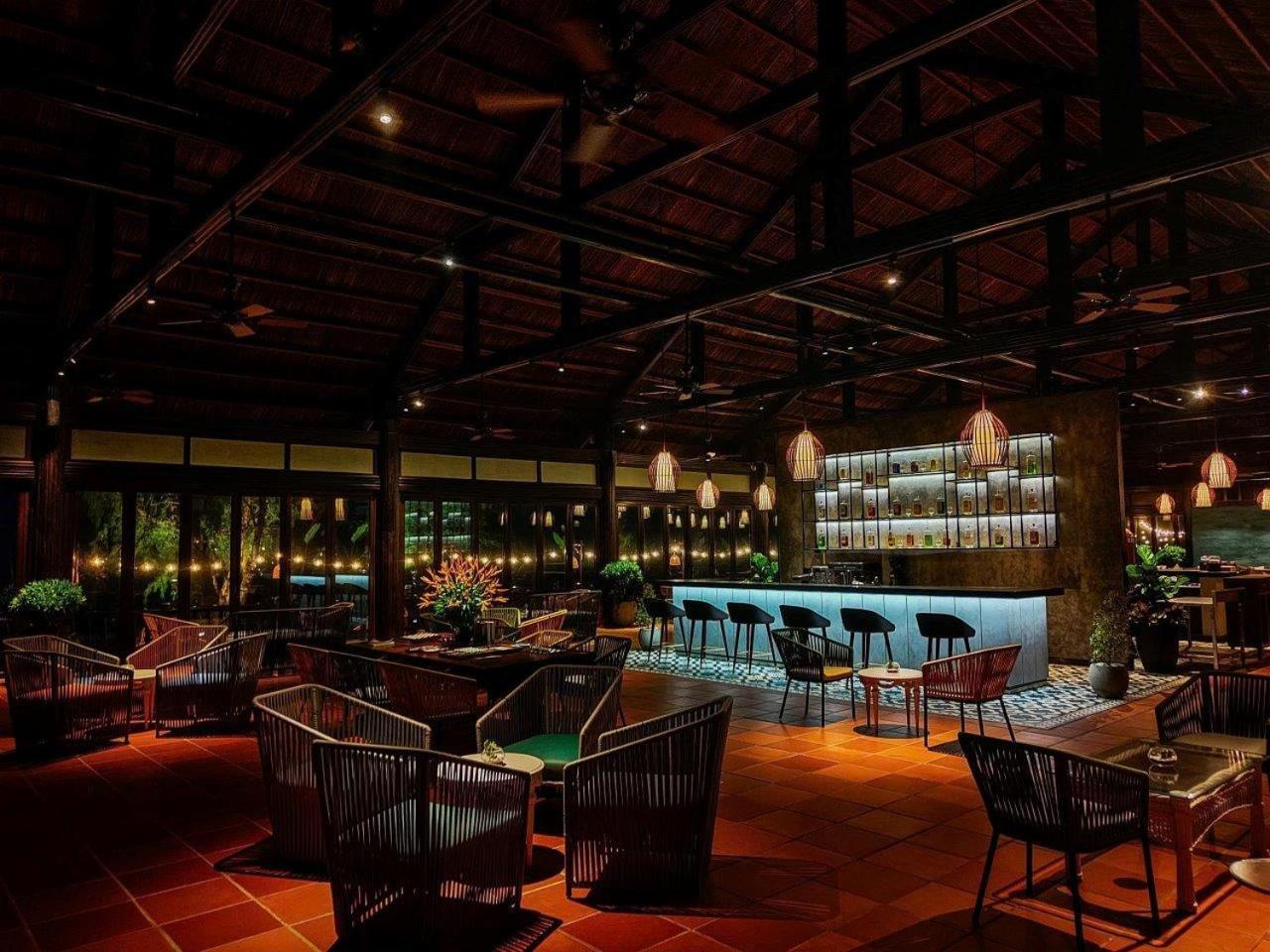 Vinpearl Resort & Spa Phu Quoc Exteriör bild The bar at the resort